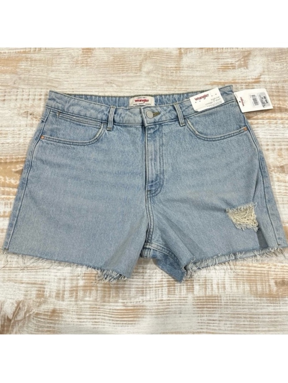 Wrangler High Rise Vintage 3” Denim Shorts in Women’s Size 10/30 NWT